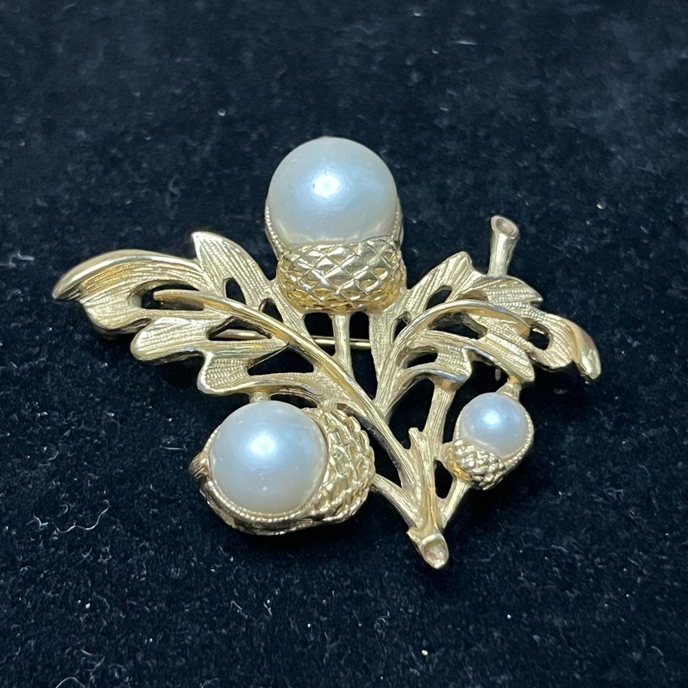 102 Avon Gold Tone Faux Pearl Acorn Oak Leaf Brooch